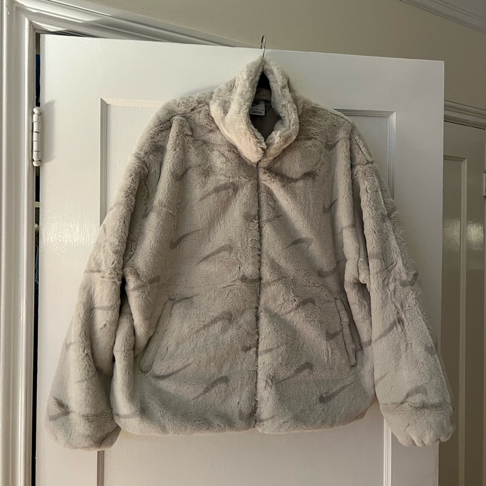 [NWT] Nike // Sportswear Plush Printed Faux Fur
Jacket Size: XL